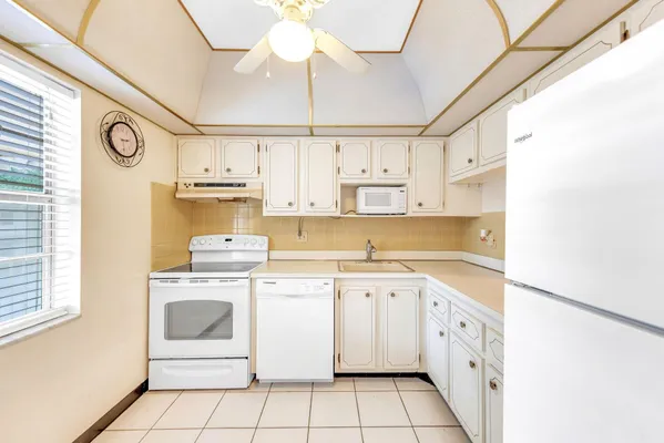 Property Slideshow image 2 of 36 | 7640 nw 1st st 202, Margate, FL, 33063