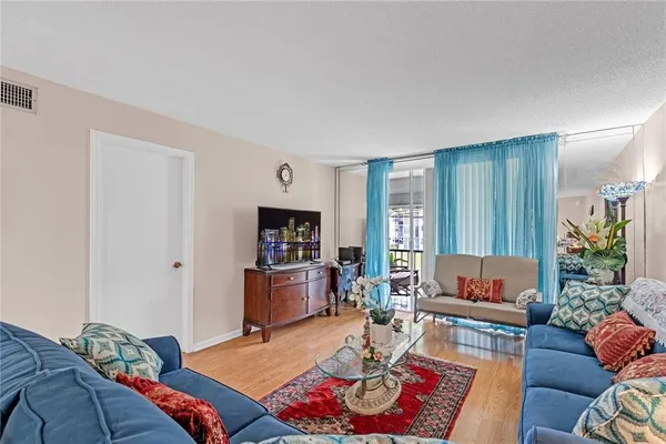 Property Slideshow image 3 of 31 | 9800 n hollybrook lake dr 202, Pembroke Pines, FL, 33025