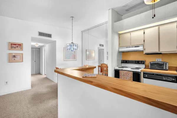 Property Slideshow image 2 of 31 | 10419 e clairmont cir 205, Tamarac, FL, 33321