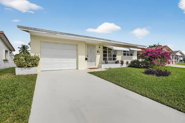 Property Slideshow image 3 of 51 | 4305 nw 49th dr, Tamarac, FL, 33319