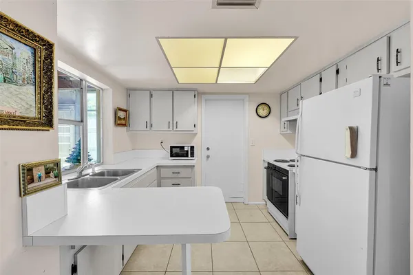 Property Slideshow image 2 of 27 | 4500 nw 47 ct, Tamarac, FL, 33319