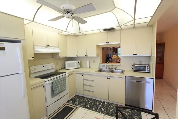 Property Slideshow image 3 of 30 | 3201 portofino pt e3, Coconut Creek, FL, 33066