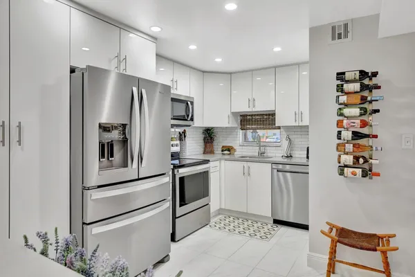 Property Slideshow image 2 of 17 | 700 s hollybrook dr apt 104, Pembroke Pines, FL, 33025