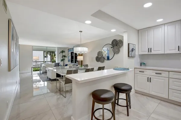 Property Slideshow image 2 of 35 | 9720 s hollybrook lake dr 204, Pembroke Pines, FL, 33025