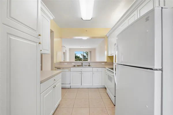 Property Slideshow image 3 of 15 | 7765 yardley dr 403, Fort Lauderdale, FL, 33321