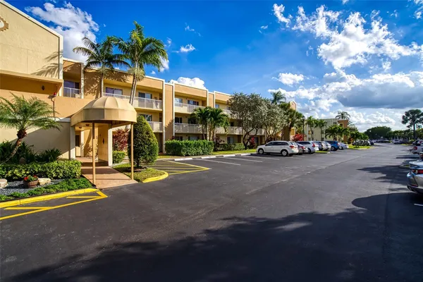 Property Slideshow image 3 of 35 | 7334 n devon dr 108, Tamarac, FL, 33321