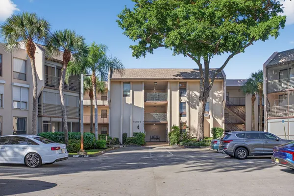 Property Slideshow image 2 of 32 | 6301 n university dr apt 319, Tamarac, FL, 33321