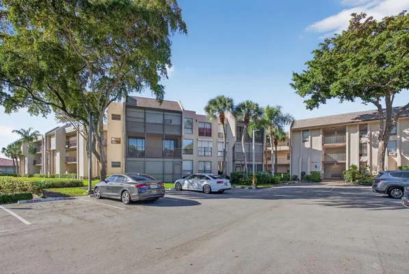 Property Slideshow image 3 of 32 | 6301 n university dr apt 319, Tamarac, FL, 33321