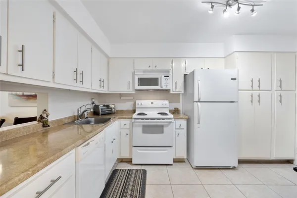 Property Slideshow image 3 of 20 | 2900 nw 47th ter 109a, Lauderdale Lakes, FL, 33313