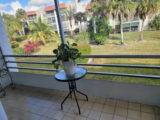 Property Slideshow image 2 of 32 | 3774 inverrary blvd p202, Lauderhill, FL, 33319