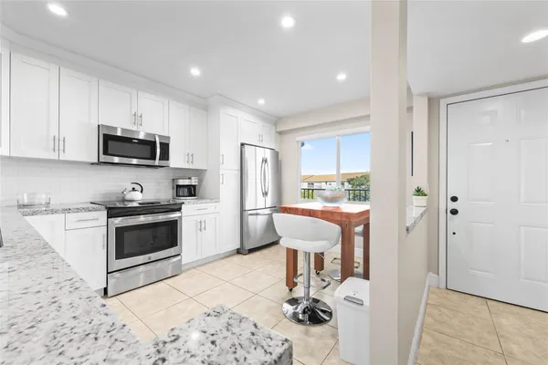 Property Slideshow image 3 of 26 | 800 sw 125th way apt 405o, Pembroke Pines, FL, 33027