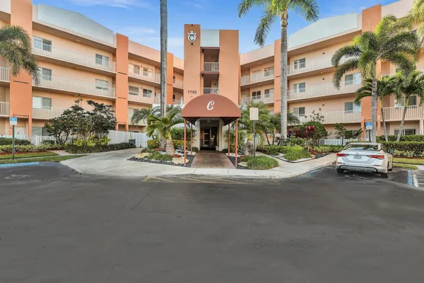 Property Slideshow image 2 of 70 | 7735 yardley dr 201, Tamarac, FL, 33321