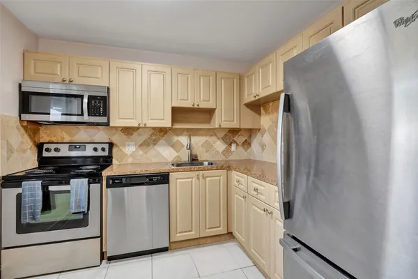 Property Slideshow image 3 of 30 | 251 nw 76th ave 106, Margate, FL, 33063