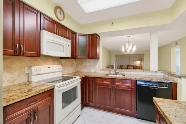 Property Slideshow image 2 of 77 | 7076 huntington ln 608, Delray Beach, FL, 33446