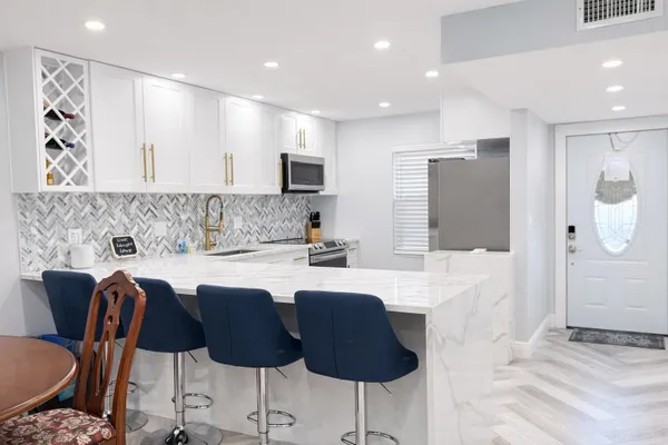 Property Slideshow image 2 of 27 | 7300 nw 5th pl apt 103, Margate, FL, 33063