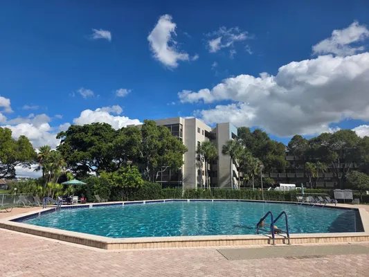 Property Slideshow image 3 of 15 | 1001 colony point cir 405, Pembroke Pines, FL, 33026