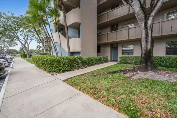 Property Slideshow image 2 of 30 | 901 colony pt 123, Pembroke Pines, FL, 33026