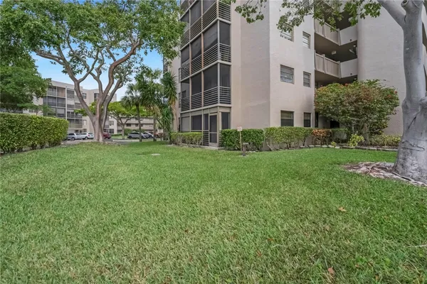 Property Slideshow image 3 of 30 | 901 colony pt 123, Pembroke Pines, FL, 33026