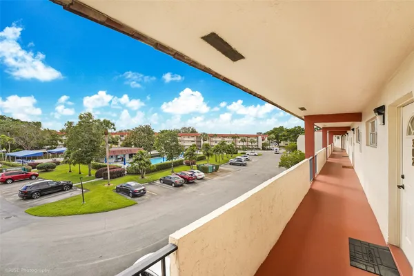 Property Slideshow image 2 of 23 | 300 s hollybrook dr 302, Pembroke Pines, FL, 33025