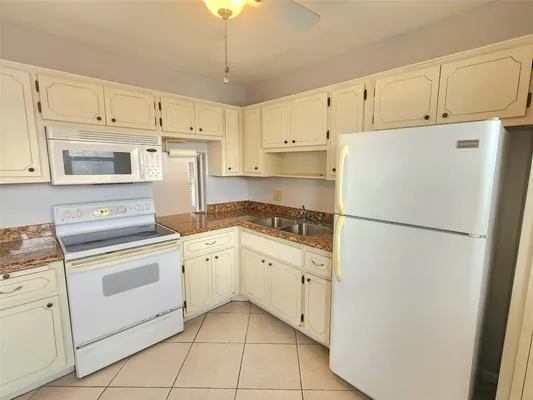 Property Slideshow image 2 of 17 | 2223 park ln 105, Hollywood, FL, 33021