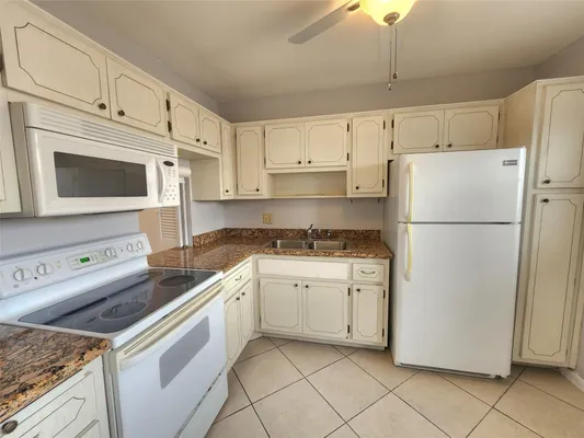 Property Slideshow image 3 of 17 | 2223 park ln 105, Hollywood, FL, 33021