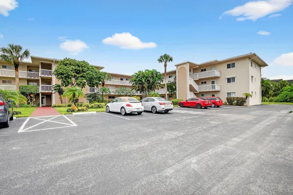 Property Slideshow image 3 of 69 | 2856 garden dr 310, Lake Worth, FL, 33461