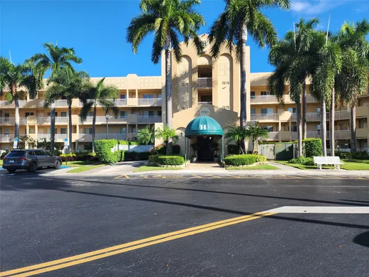 Property Slideshow image 2 of 27 | 7751 southampton ter 213, Tamarac, FL, 33321