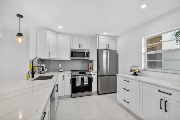 Property Slideshow image 2 of 48 | 2300 ne 1st ln 201, Boynton Beach, FL, 33435