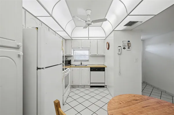 Property Slideshow image 2 of 59 | 8970 s hollybrook blvd 308, Pembroke Pines, FL, 33025