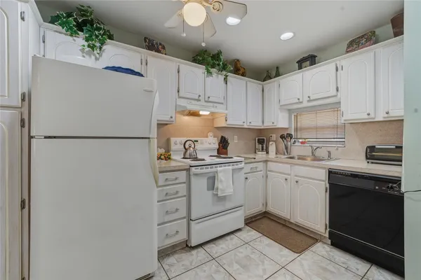 Property Slideshow image 2 of 60 | 691 s hollybrook dr 304, Pembroke Pines, FL, 33025