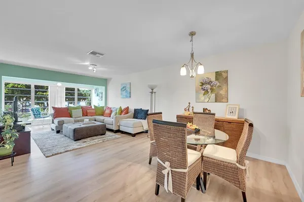 Property Slideshow image 2 of 32 | 1001 flame vine ave apt 201, Delray Beach, FL, 33445