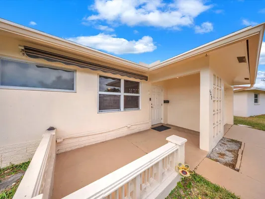 Property Slideshow image 2 of 24 | 4212 nw 47th ct, Tamarac, FL, 33319