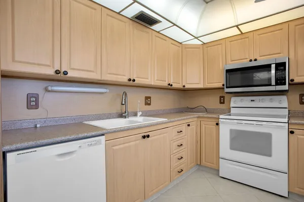 Property Slideshow image 3 of 25 | 2202 lucaya bnd d4, Coconut Creek, FL, 33066