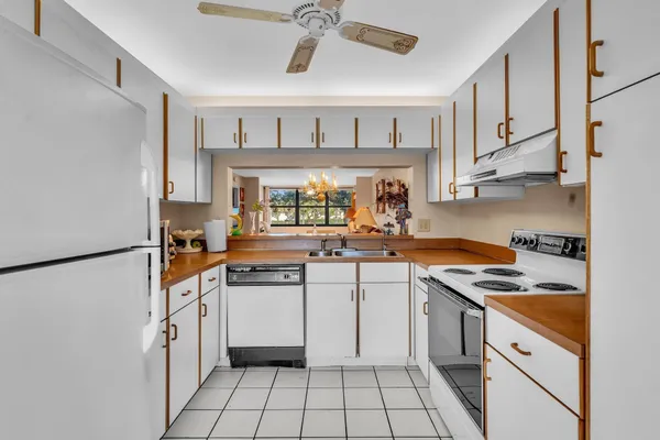 Property Slideshow image 3 of 69 | 10643 w clairmont cir 202, Tamarac, FL, 33321