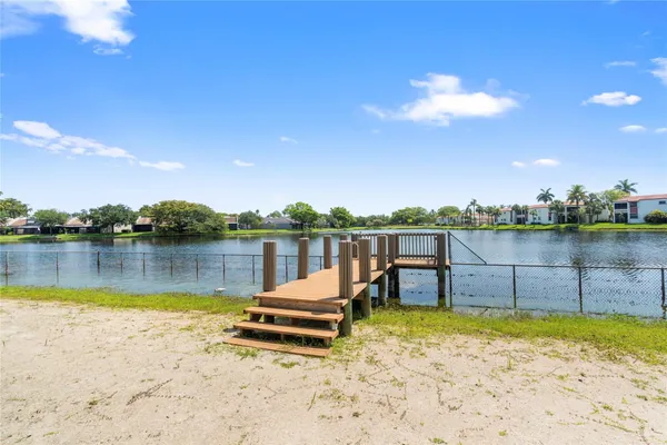 Property Slideshow image 3 of 38 | 900 colony point cir 511, Pembroke Pines, FL, 33026