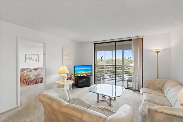 Property Slideshow image 3 of 38 | 900 colony point cir 511, Pembroke Pines, FL, 33026