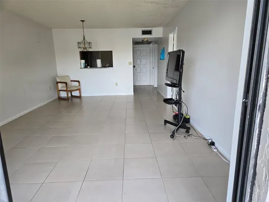 Property Slideshow image 2 of 14 | 1001 colony point cir 305, Pembroke Pines, FL, 33026