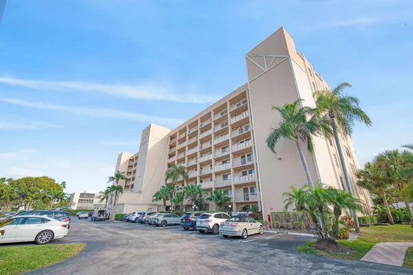 Property Slideshow image 3 of 60 | 6866 huntington ln 304, Delray Beach, FL, 33446