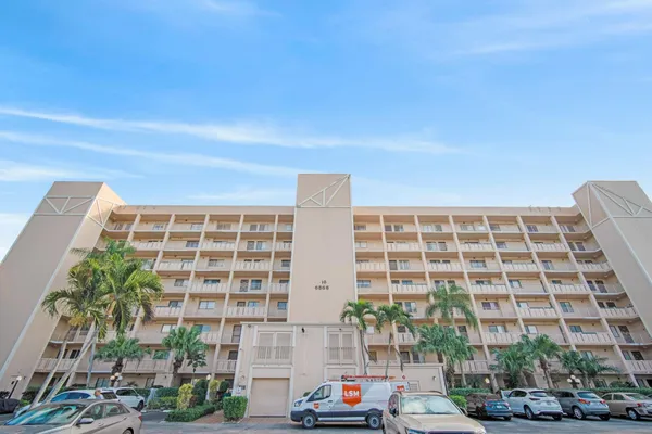 Property Slideshow image 2 of 60 | 6866 huntington ln 304, Delray Beach, FL, 33446