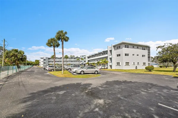 Property Slideshow image 3 of 27 | 2223 park ln 302, Hollywood, FL, 33021