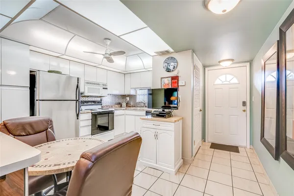 Property Slideshow image 2 of 57 | 700 s hollybrook dr 304, Pembroke Pines, FL, 33025