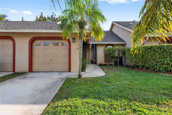 Property Slideshow image 2 of 19 | 9612 nw 76th ct 9612, Tamarac, FL, 33321