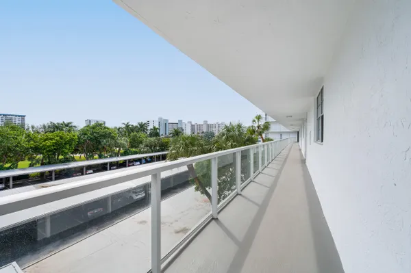 Property Slideshow image 3 of 28 | 2731 ne 14th street cswy 430, Pompano Beach, FL, 33062