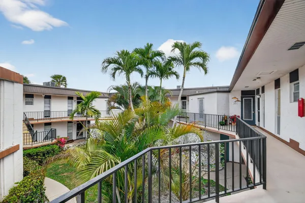 Property Slideshow image 2 of 37 | 4 n greenway vlg vlg 206, Royal Palm Beach, FL, 33411