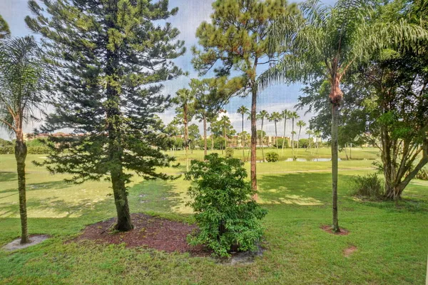 Property Slideshow image 2 of 46 | 3810 via poinciana 206, Lake Worth, FL, 33467