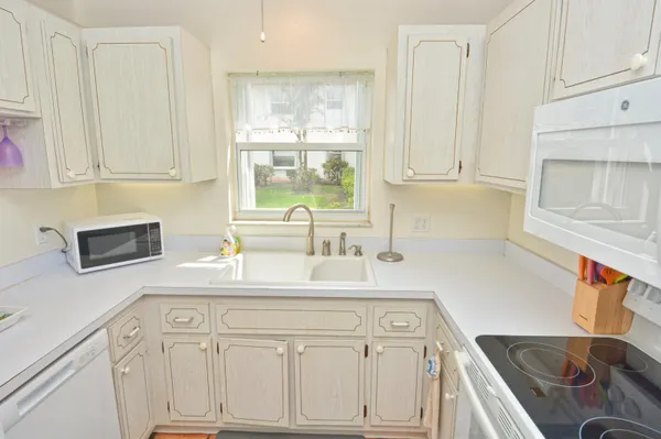 Property Slideshow image 3 of 41 | 1225 nw 21st st 906, Stuart, FL, 34994