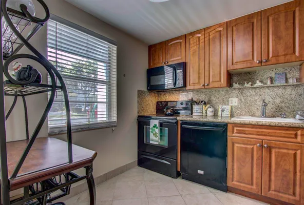 Property Slideshow image 3 of 19 | 7797 golf circle dr 103, Margate, FL, 33063
