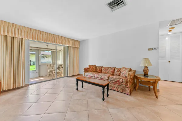 Property Slideshow image 2 of 23 | 2915 crosley dr b, West Palm Beach, FL, 33415