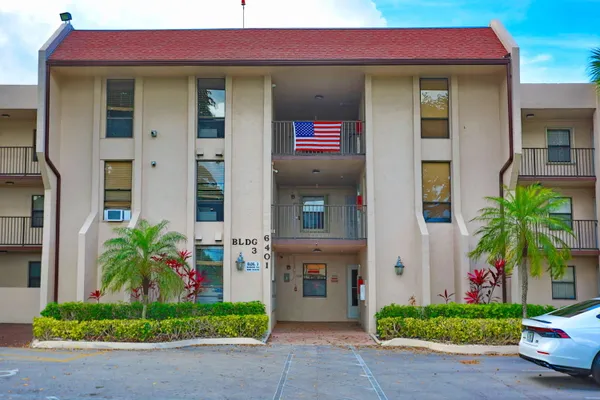 Property Slideshow image 2 of 39 | 6401 n university dr 210, Tamarac, FL, 33321