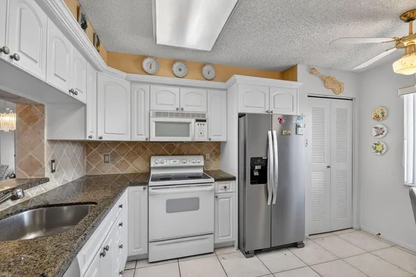 Property Slideshow image 2 of 47 | 7076 huntington ln 503, Delray Beach, FL, 33446